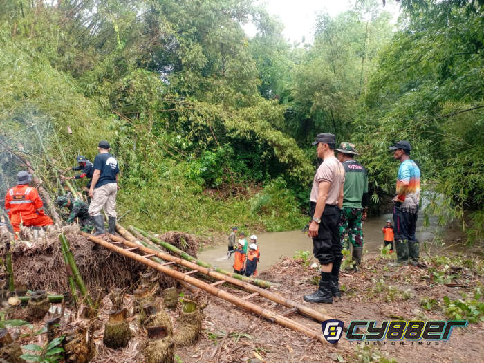 Babinsa dan Warga Desa Nengahan Gotong Royong Bersihkan Sungai, Cegah Banjir