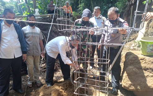 Peletakan Batu Pertama Pembangunan Irigasi oleh Camat Karangpawitan