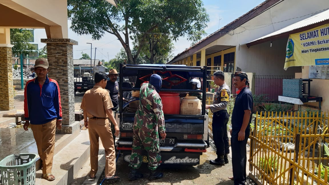 Penyemprotan Disinfektan Terus Dilakukan Oleh Jajaran Polsek krangkeng dan Anggota Koramil