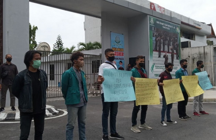 Demonstan Tuding Kejati Tak Berani Panggil Syamsuar dan Yan Prana