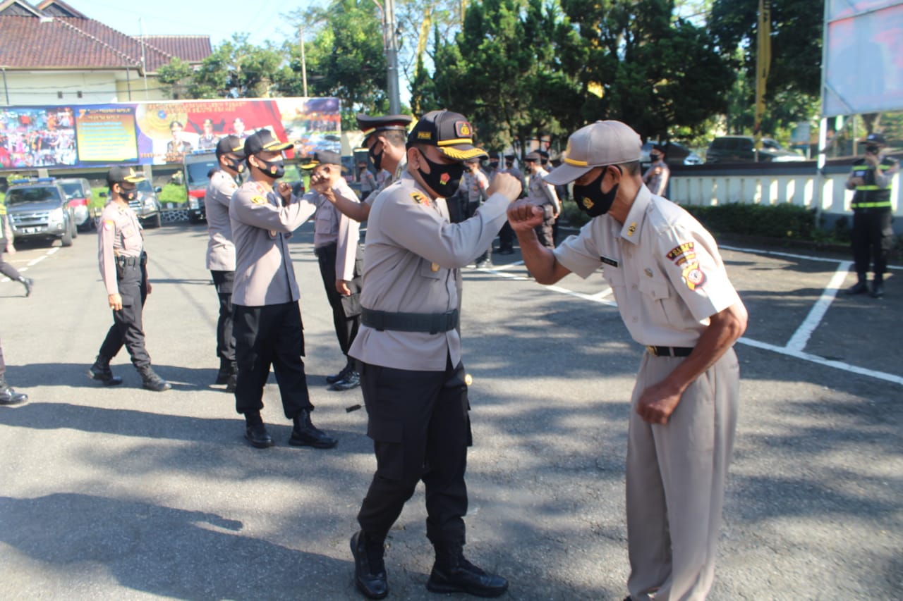 Kapolres Ciamis Pimpin Apel Pelepasan dan Pemberian Penghargaan Kepada Personel Polri dan ASN Yang Purna Tugas