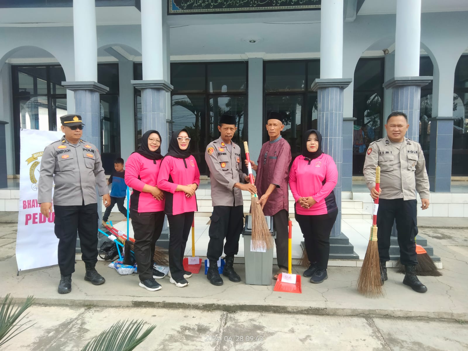 Dalam Kegiatan Baksos HUT Bhayangkara Ke 78, Kapolsek Cikajang Serahkan Bantuan Alat Kebersihan