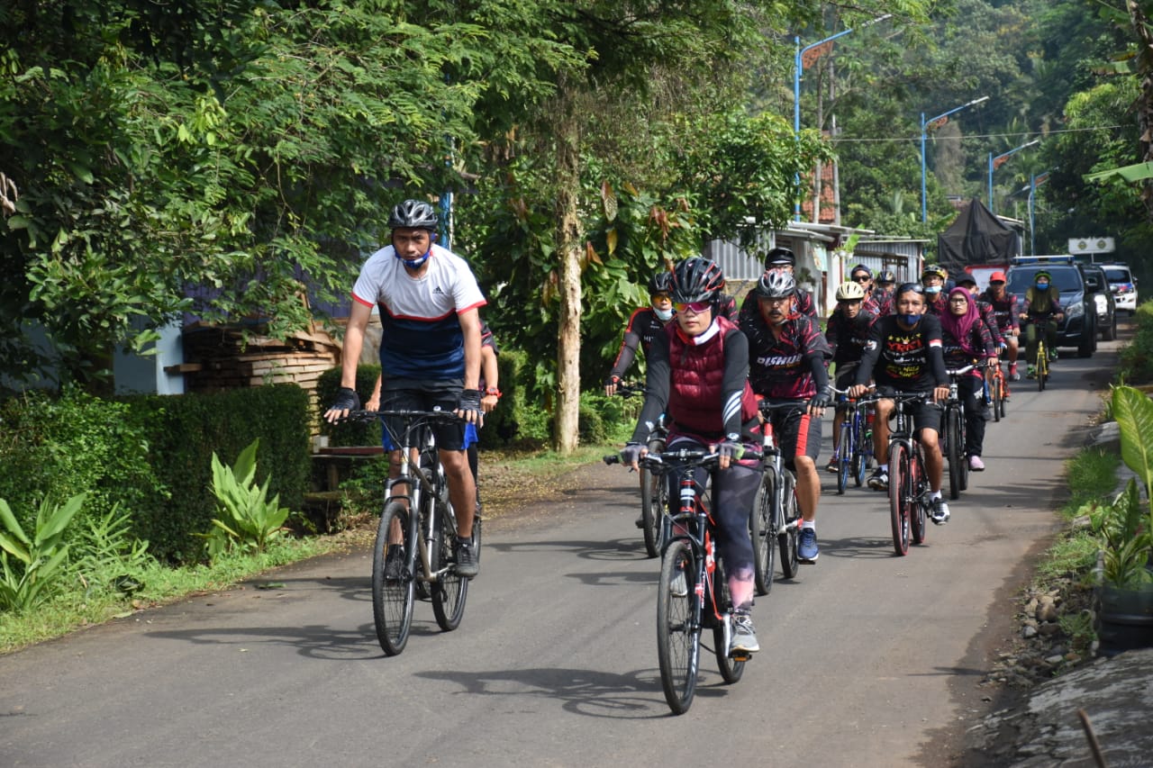 Jaga Stamina dan Sinergi, Kapolres Banjar bersama Kadishub Kota Banjar Gowes Bareng 
