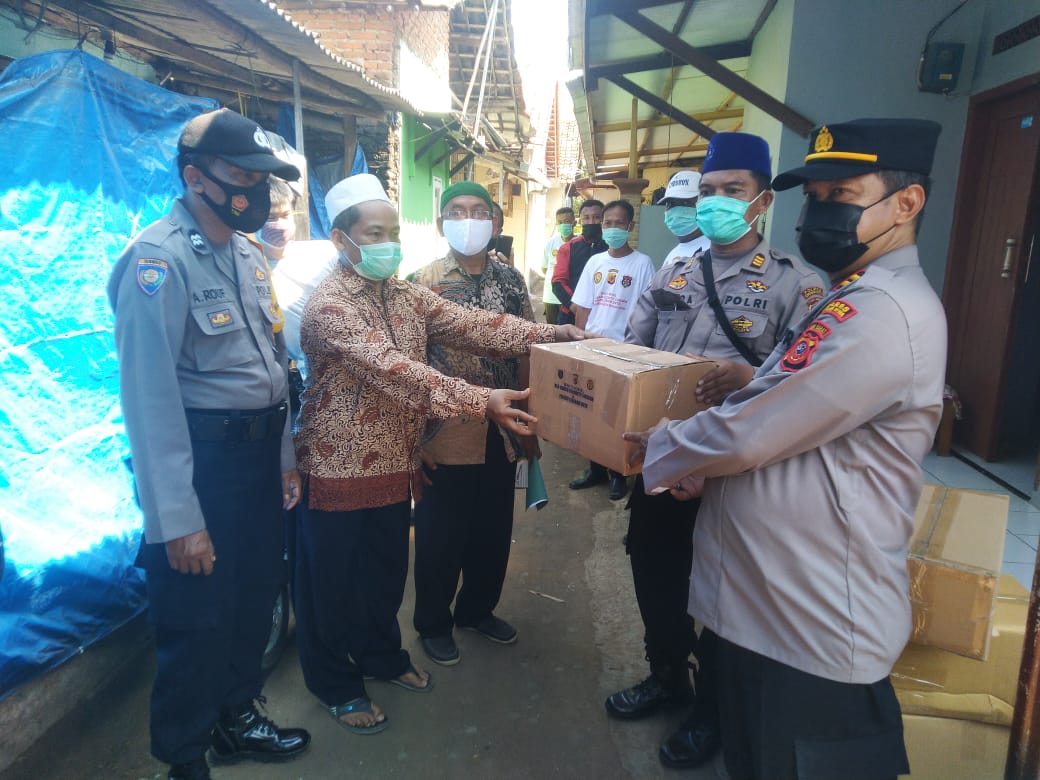 Sejumlah Lansia Mendapatkan Sembako dari Kapolres Cirebon Kota
