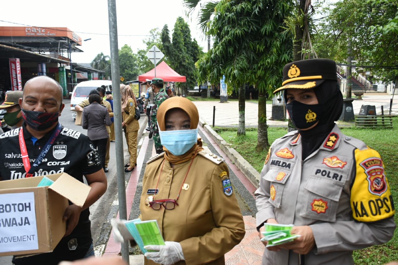Dua Srikandi Kota Banjar, Kembali Turun Ke Jalan Bagikan Masker Kepada Warga Masyarakat