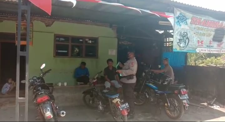 Cegah Penyebaran Covid-19, Sat Brimob Polda Jabar Laksanakan Ops Yustisi dan Bagikan Masker