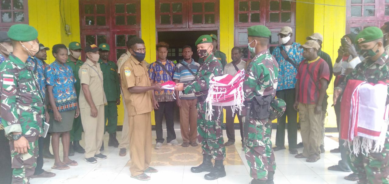 Satgas Yonif 125/Simbisa Bagikan Bendera Merah Putih Kepada Warga Yanggandur