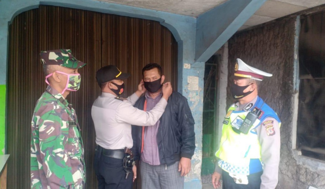 Tingkatkan Disiplin Protokol Kesehatan, Polres Cimahi Bagikan Masker