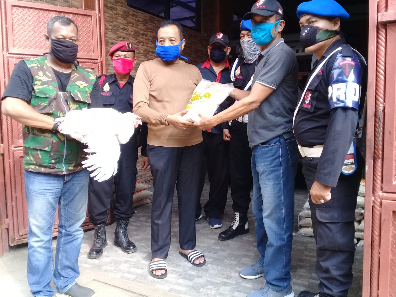 Ketum Laskar Dewa Bagikan Dua Ton Beras, 1000 Ayam ke Warga dan Anggotanya Secara Simbolis