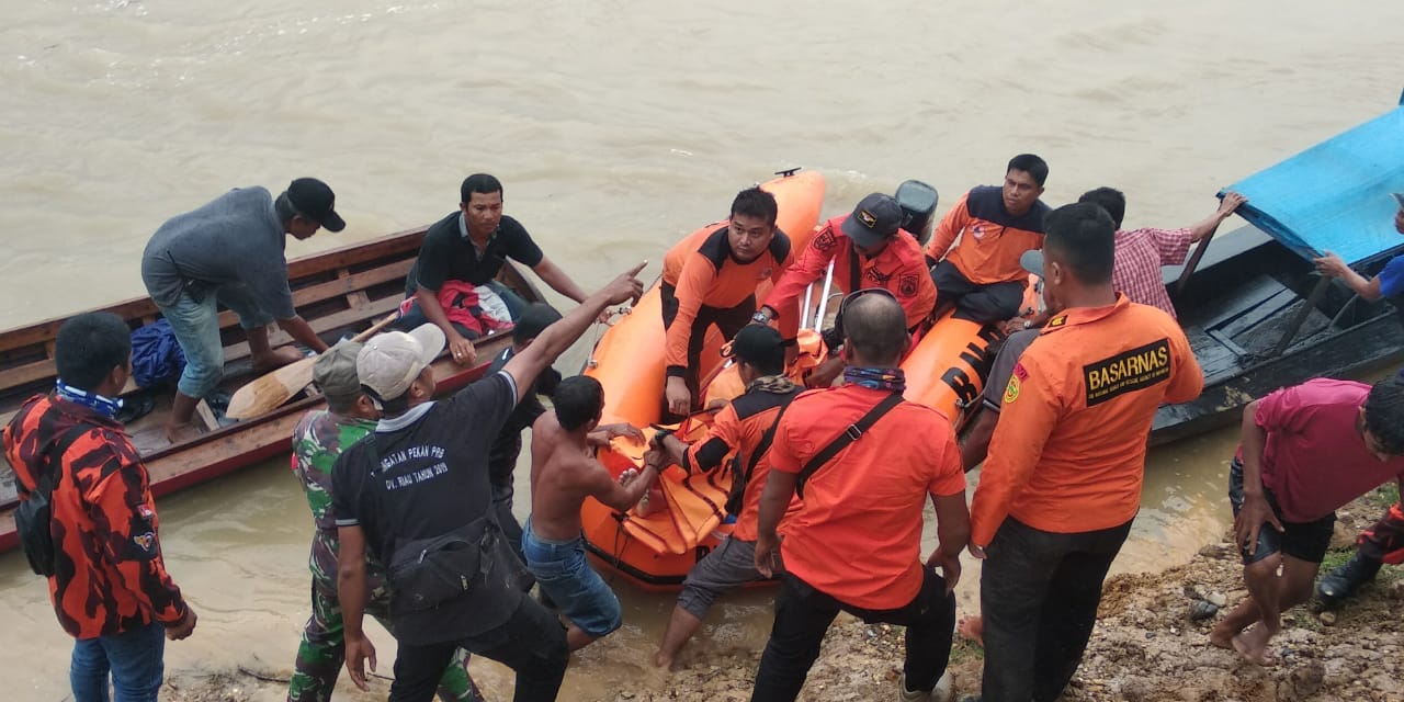 Tim Basarnas Bersama Ormas OPP dan Masyrakat Bahu Membahu Menemukan Korban yang Terseret Sungai Indragiri