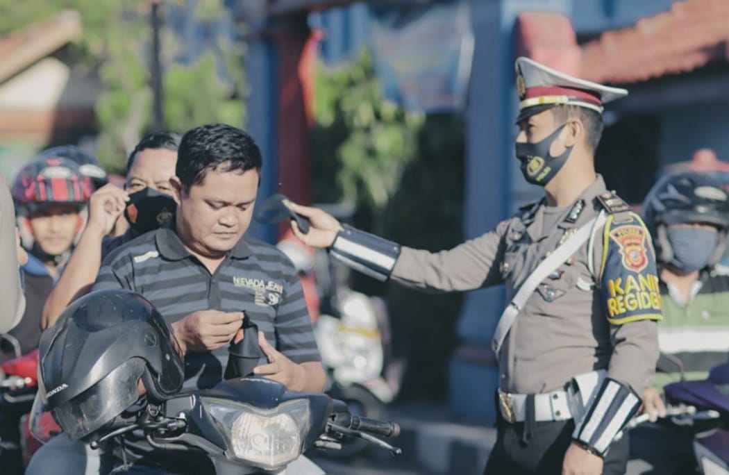 Polres Majalengka Ajak Warga Patuhi3M Sekaligus Bagi-Bagi Masker
