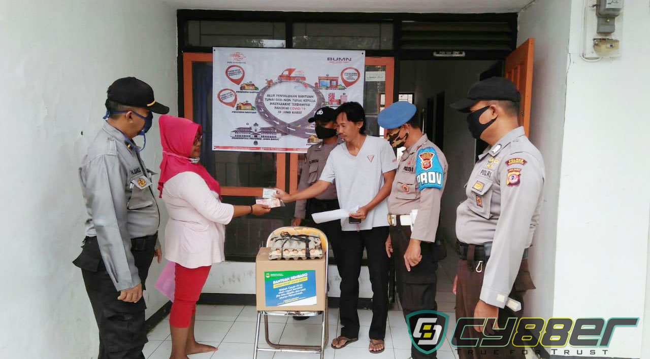 Polsek Haurgelis Giat Pengamanan Pemberian Bantuan Dari Gubernur Jabar