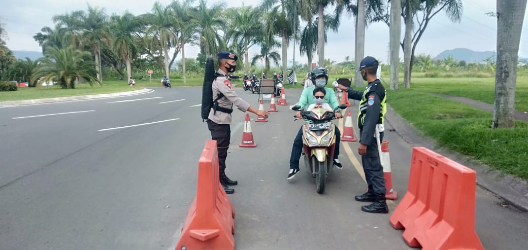 Personel Sat Brimob Polda Jabar Tegur Masyarakat Yang Tak Pakai Masker Dalam Ops Yustisi