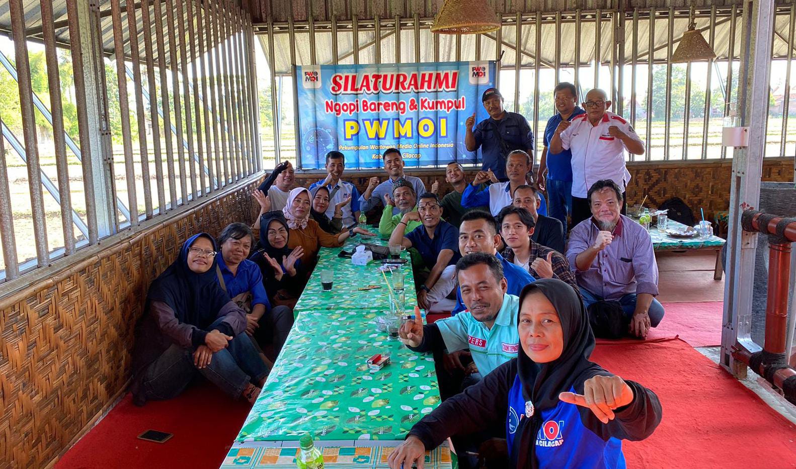 Kumpul Silaturahmi Rutin PWMOI Cilacap Dengan Cara Ngopi dan Kumpul Bareng