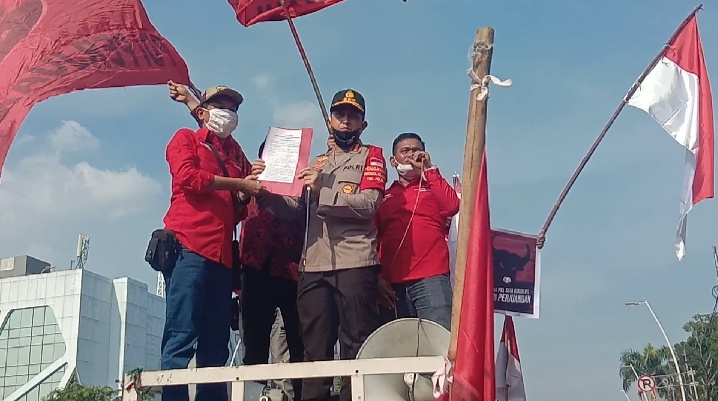 PDIP Jakarta Timur Aksi Masa Didepan Polres Metro Jakarta Timur, Tuntut Pembakar Bendera