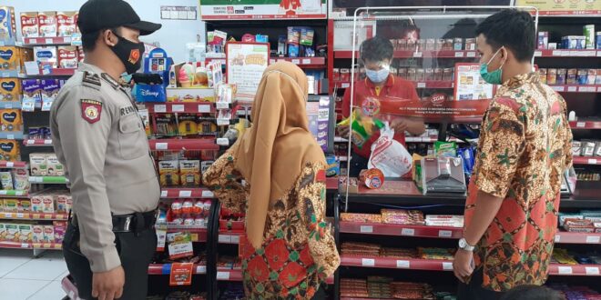 Bhabinkamtibmas Polsek Ciampel Polres Karawang Polda Jabar Ajak Patuhi Protokol Kesehatan Dengan 3M