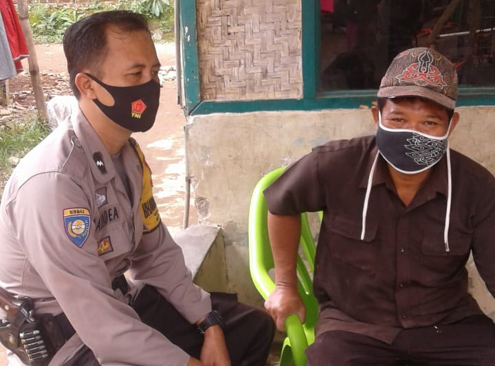 Anjangsana dengan Warga Binaan, Bhabinkamtibmas Jelekong Himbau Prokes Covid 19