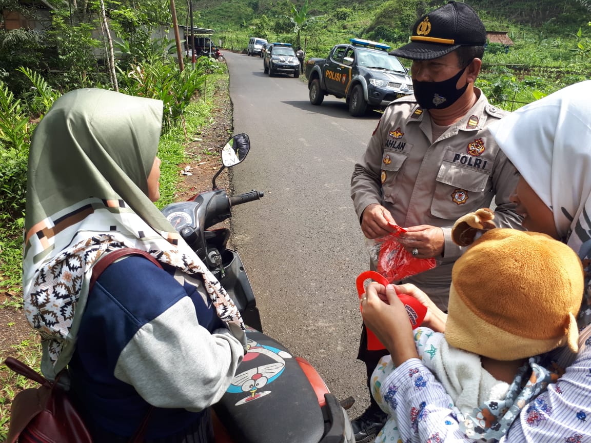 Kapolsek Langkaplancar Polres Ciamis Polda Jabar Pimpin Sosialisasi Prokes dan Himbau 3M 