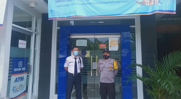 Dalam Patroli Dialogis, Polisi Berikan Arahan pada Security Bank BRI dan Pos Giro di Majalengka