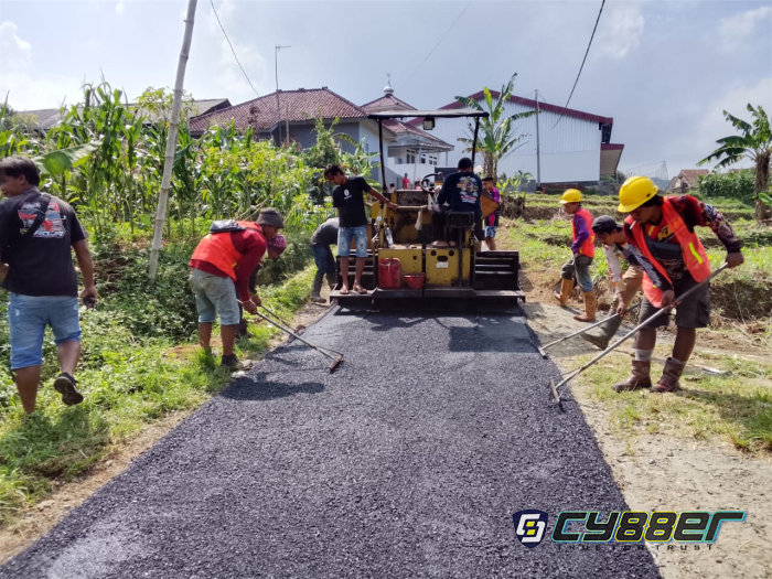 Respons Keluhan Warga, Bupati Majalengka Pastikan Perbaikan Jalan Rusak Dilakukan Bertahap