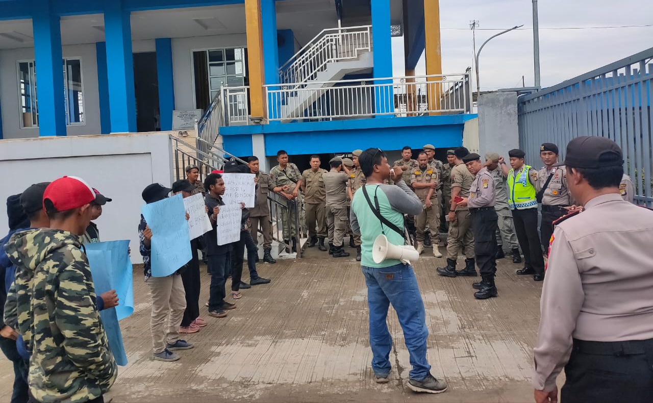Tuntut Kacab, Kabag dan  Kasubag Di Pecat, Geram Geruduk Kantor PDAM Tirta Bhagasasi