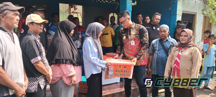 Bupati Klaten Serahkan Bantuan Langsung kepada Korban Kebakaran di Wonosari