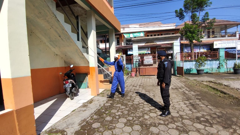 Cegah Penyebaran Covid-19, Sat Brimob Polda  Jabar Semprotkan Disinfektan Ke SDN Sayang Jatinangor