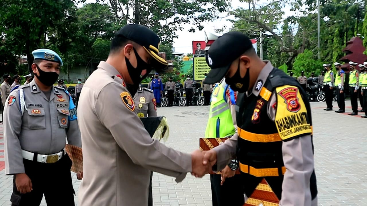 Kapolres Sukabumi Polda Jabar Beri Penghargaan Kepada Anggota Atas Prestasi dan Dedikasinya Bantu Masyarakat