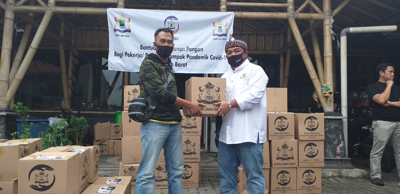 Kadin Kabupaten Garut Berikan Bantuan Sembako Kepada Para Wartawan