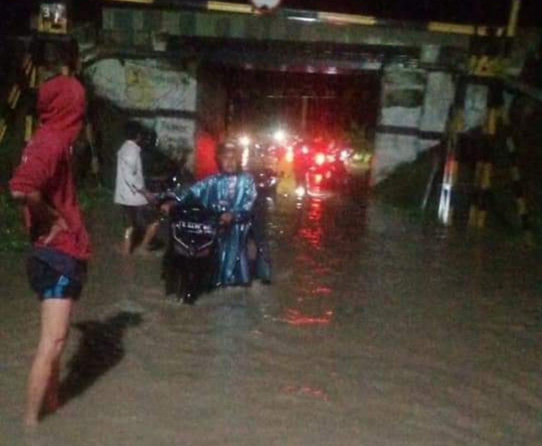 Banjir Rendam beberapa Wilayah Cirebon Timur Membuat Beberapa Ruas Jalan dan Rumah Warga Tergenang Air