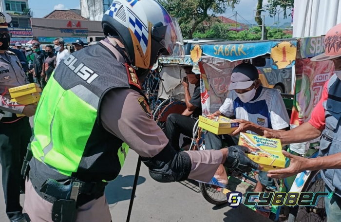 Peduli Sesama, Setiap Jumat Kapolres Sumedang Bagikan Sembako dan Nasi Kotak
