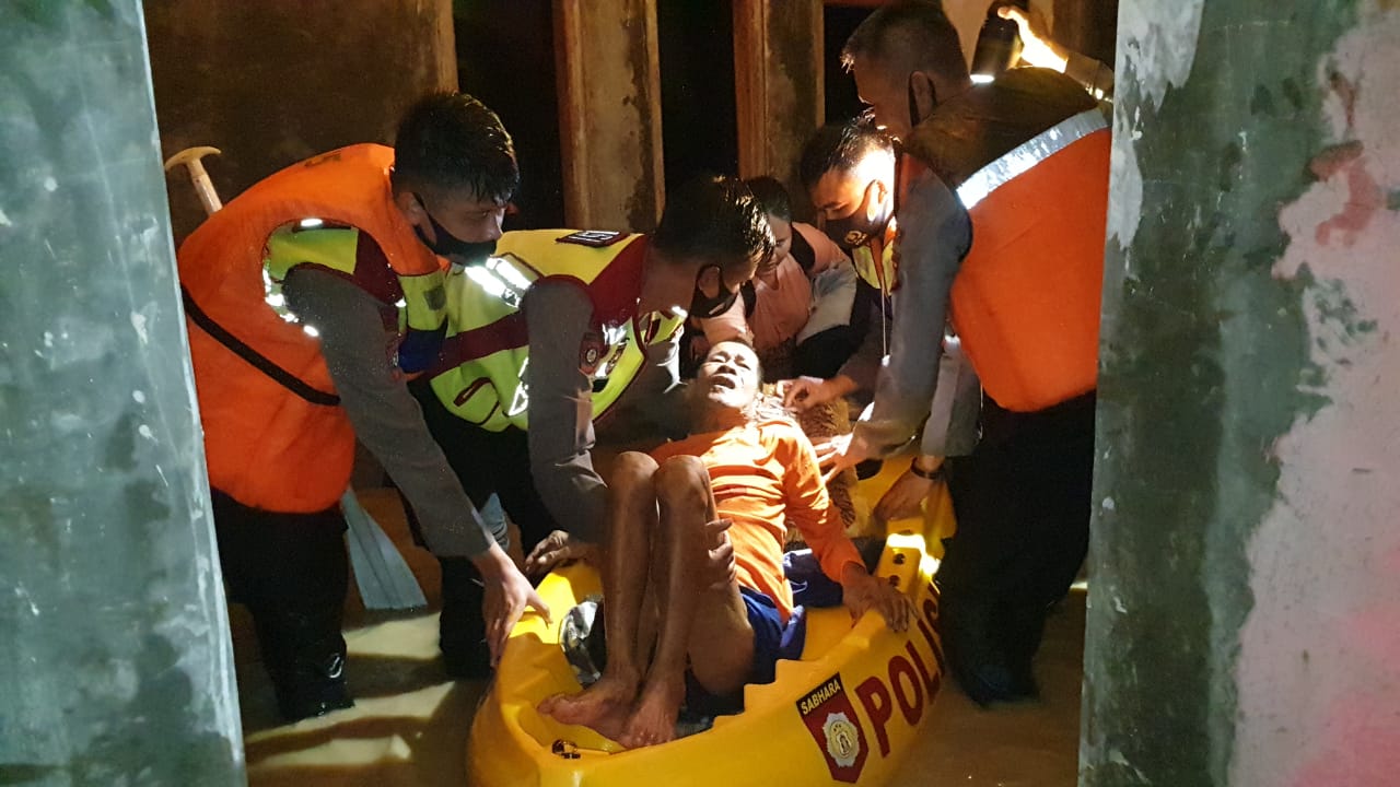 Penanganan dan Evakuasi Korban Banjir di Wilayah Desa Tumaritis dan Wanakaya Haurgelis Indramayu