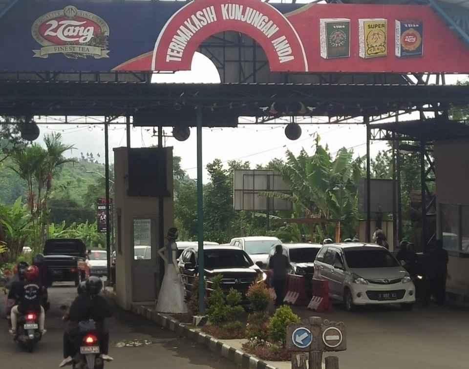 Wisatawan Menyerbu Obyek Wisata Guci, Hingga Antrian Panjang Memenuhi  Gerbang Tiket