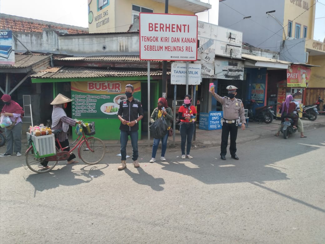 Cegah Virus Corona, Polsek Haurgeulis Bersama Koramil Haurgeulis Bagikan Masker 