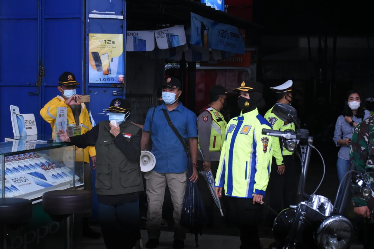 Dalam Cuaca Hujan, Kapolres Banjar Bersama Walikota Banjar Turun Langsung dalam Patroli Malam, Sampaikan Imbauan Dan Sosialisasi PPKM di Kota Banjar 