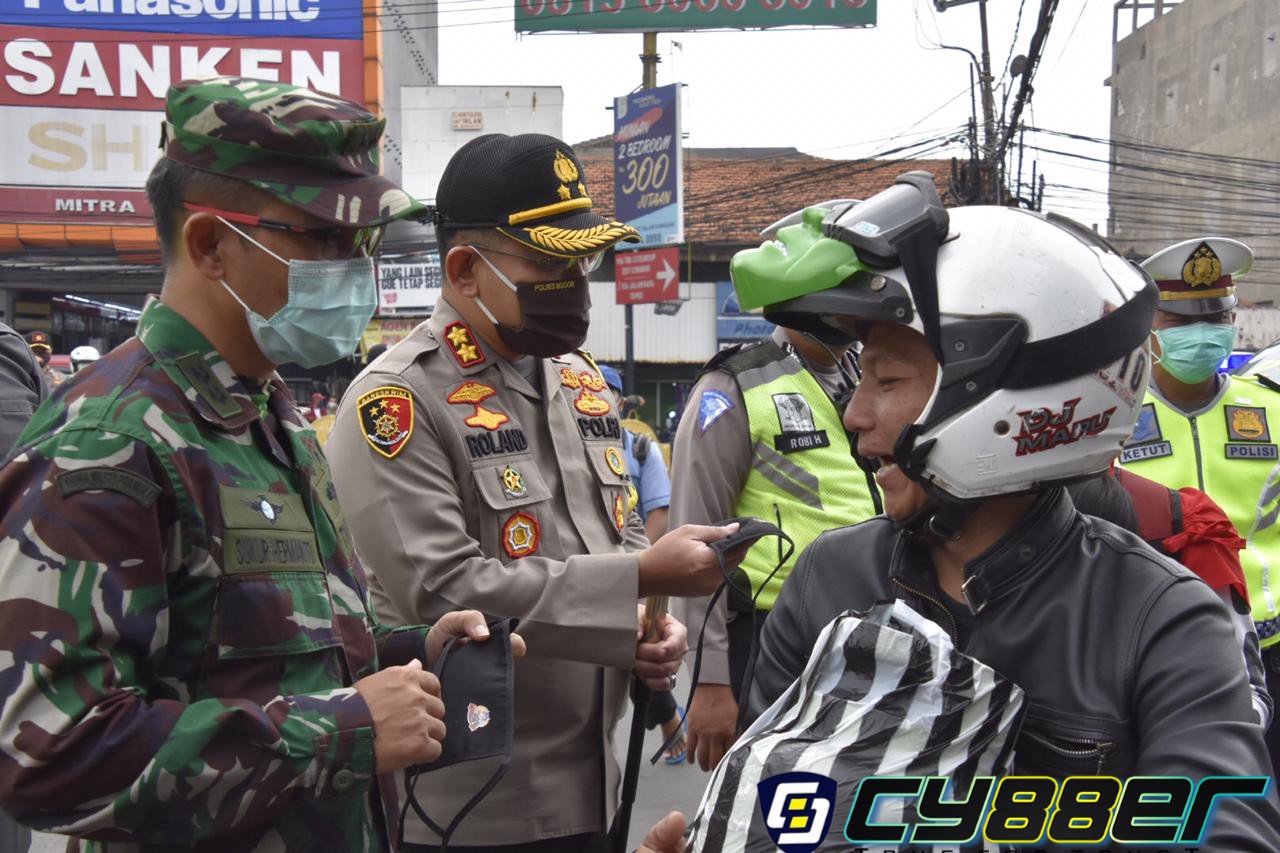 Kapolda Jabar dan Pangdam III Siliwangi Mayjen TNI Nugroho Budi Wiryanto lakukan Pengecekan PSBB Kabupaten Bogor