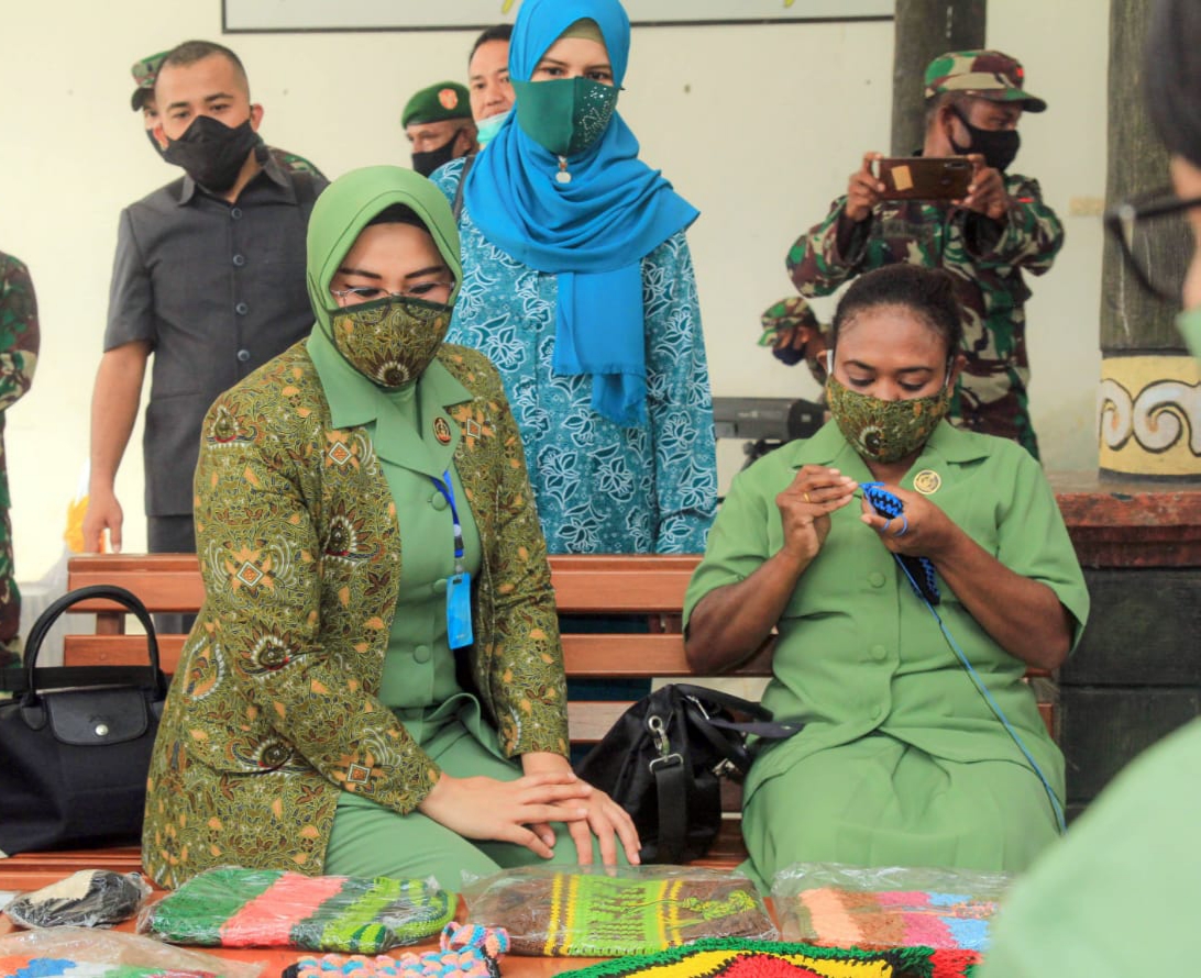 Danrem 174 Merauke Apresiasi Kerajinan Tangan Ibu-Ibu Persit Kodim 1711 Boven Digoel