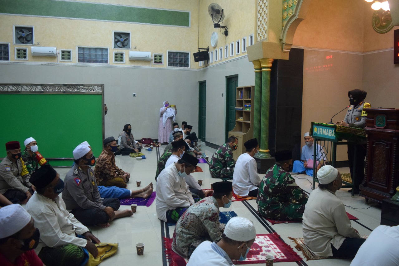 Tingkatkan Kesadaran Prokes,Polres Tegal Kota Giat Safari Subuh