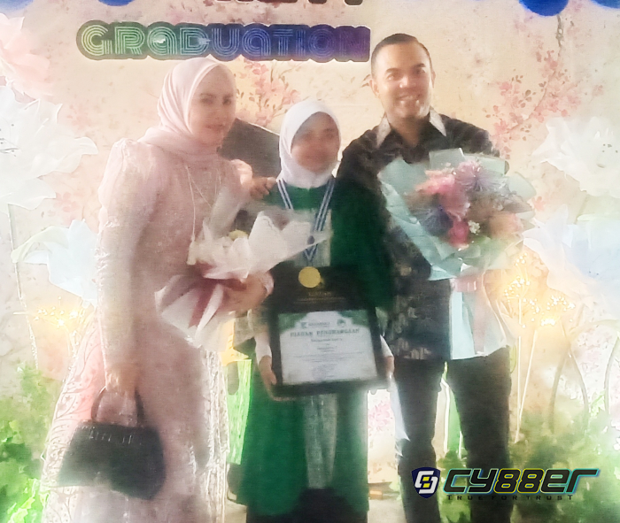 Ditengah Kesibukannya, Anggota DPRD Provinsi Banten Dede Rohana Putra Hadiri Wisuda Putri Tercinta