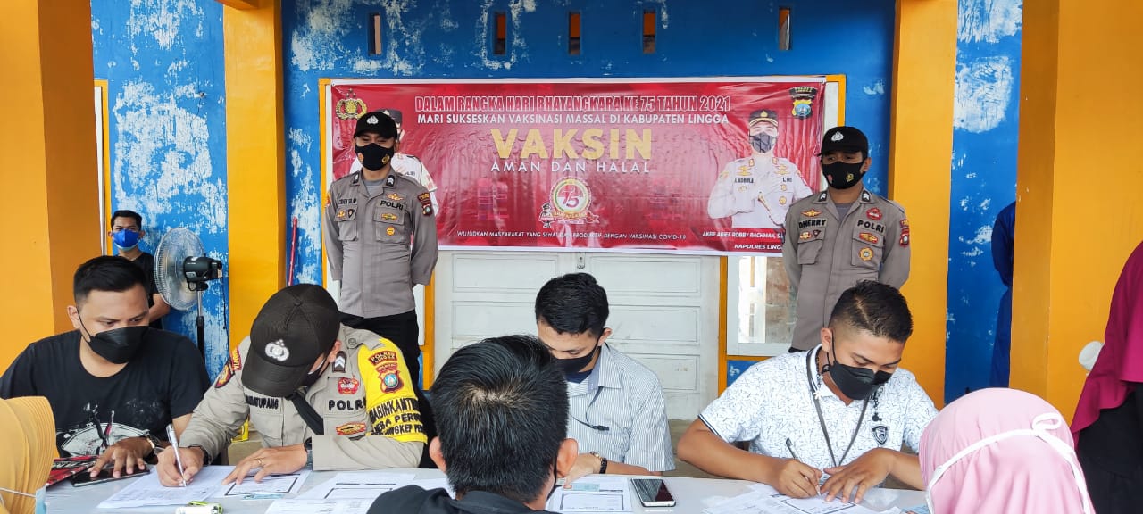 Hari Bhayangkara ke-75, Polsek Dabo Singkep Vaksinasi Massal