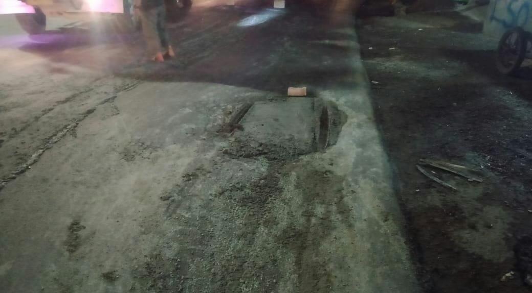 Tukang Ojeg Swadaya Tambal Jalan Rusak