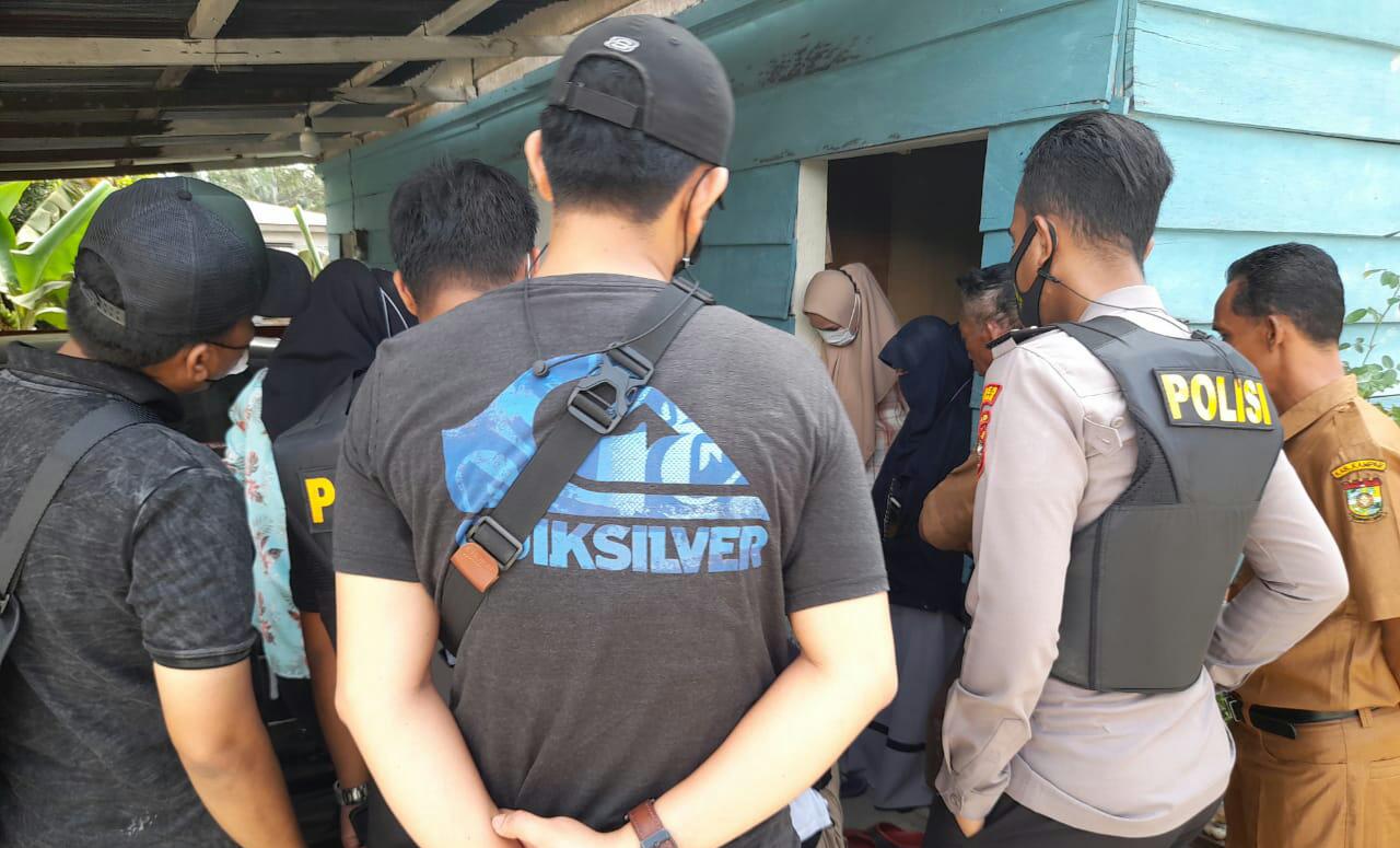 Tim Densus 88 Anti Teror Geledah Sebuah Rumah Terduga Teroris di Kampar