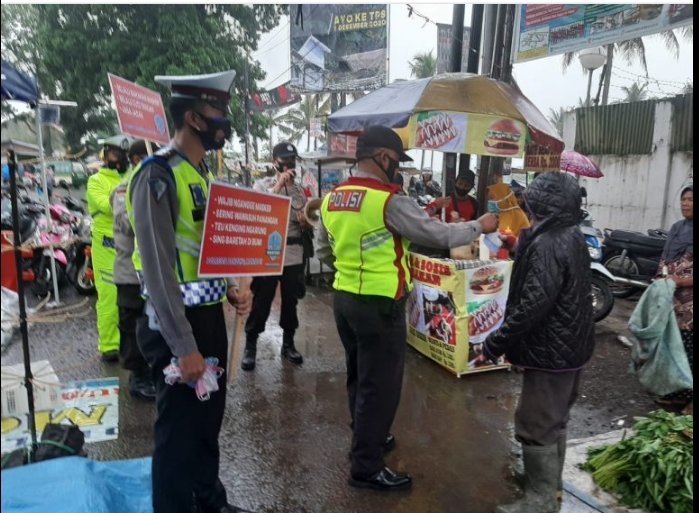 Polsek Baleendah Giat Himbauan Covid-19 di Pasar Tumpah Baleendah