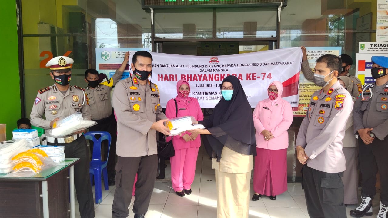 Peringati HUT Bhayangkara. Polres Inhu Serahkan Bantuan APD Untuk Puskesmas Sipayung