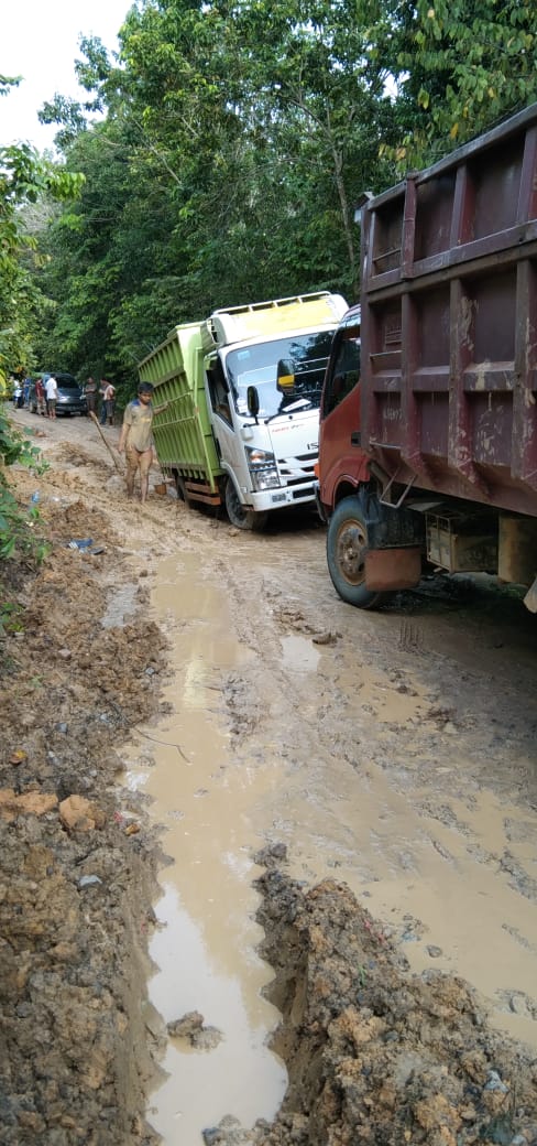 Jalan Penghubung Dua Desa Lumpuh Total, Kontaktor PT. Sekawan Maju BersamaTak Peduli