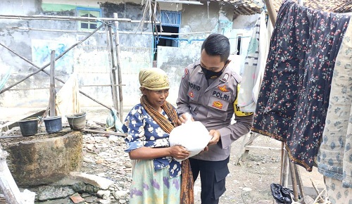 Jalin Harmonis Antara Polri dan Masyarakat, Bhabinkamtibmas Polsek Mundu Sisihkan Rezeki