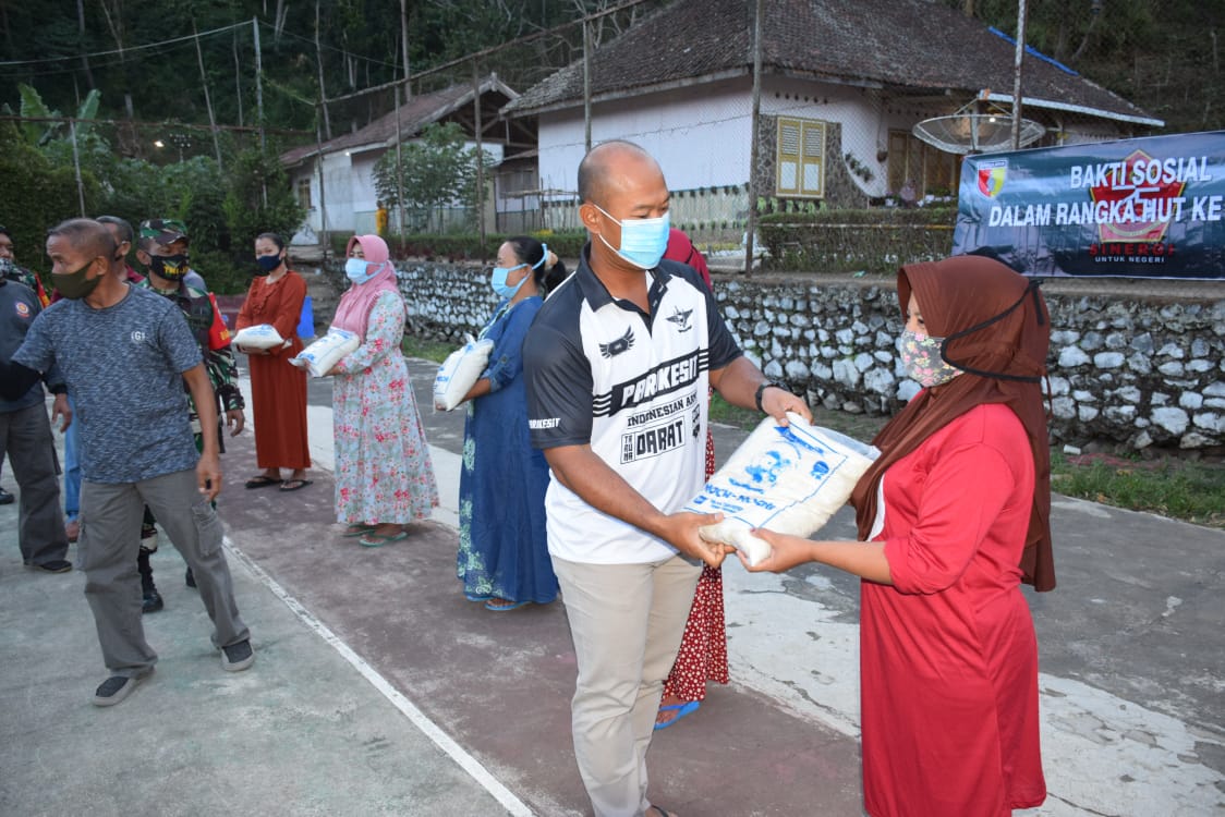Letkol Inf Jadi.SIP Bagikan Beras Kepada Warga Ijen Terdampak Covid 19