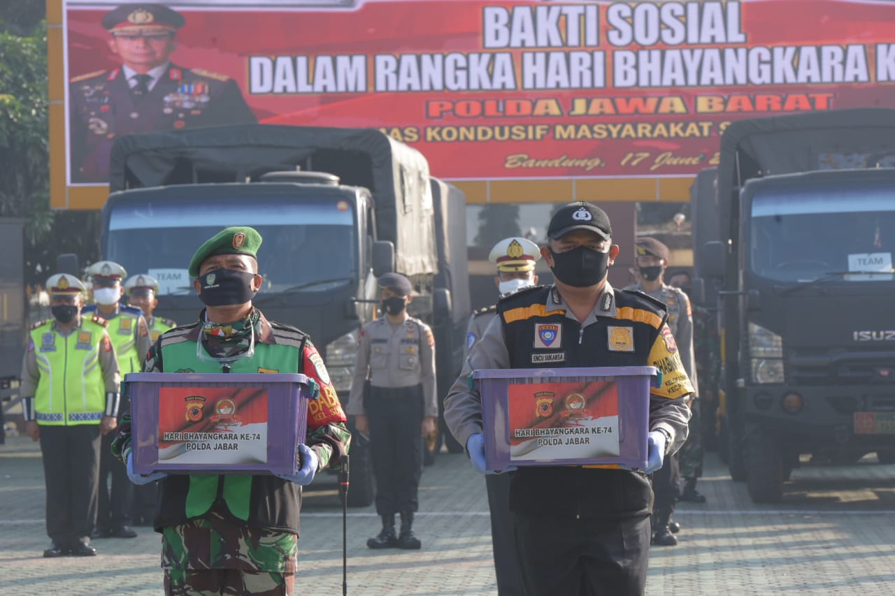 Polda Jabar dan Kodam III Siliwangi Bagikan Sembako Untuk Warga Tetdampak Covid 19