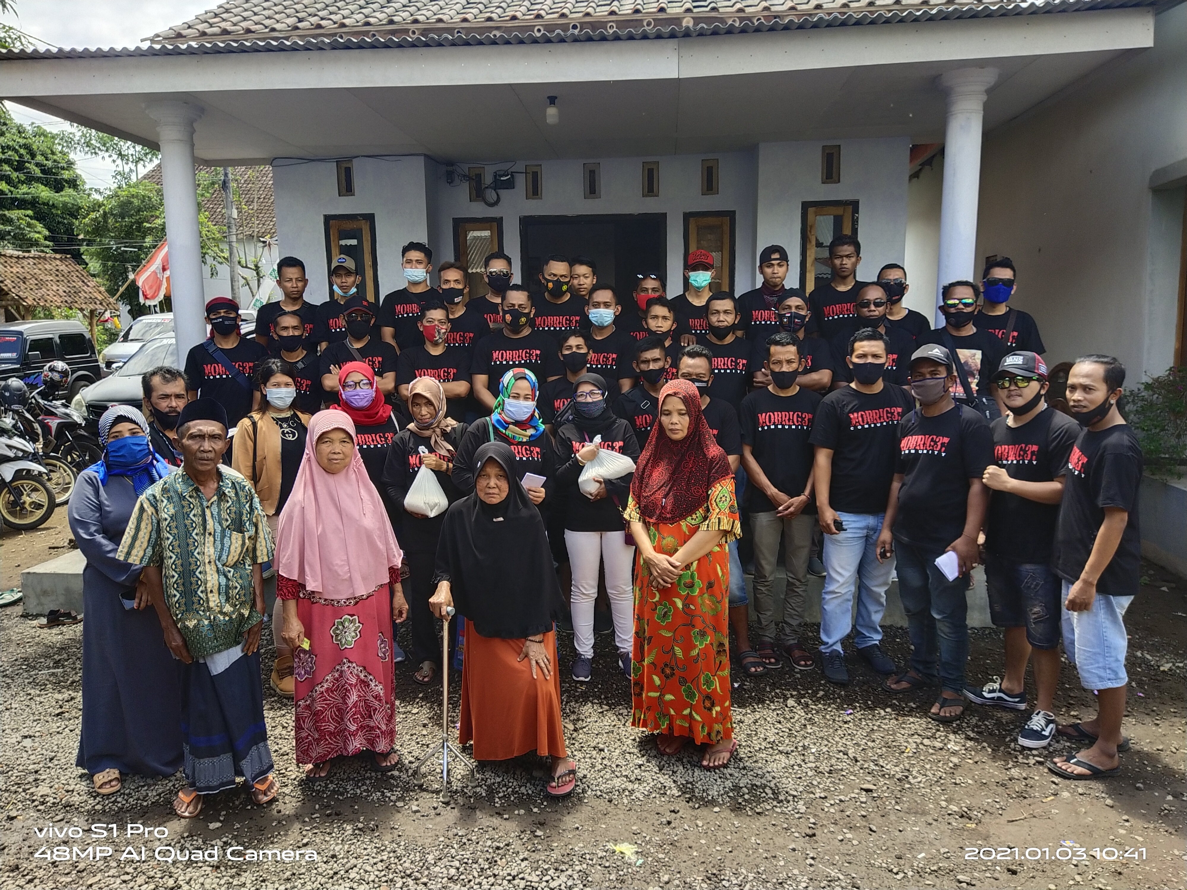 Komunitas Mobrig37 Laksanakan Pembagian Sembako dan Uang Didesa Kejayan Pujer Bondowoso