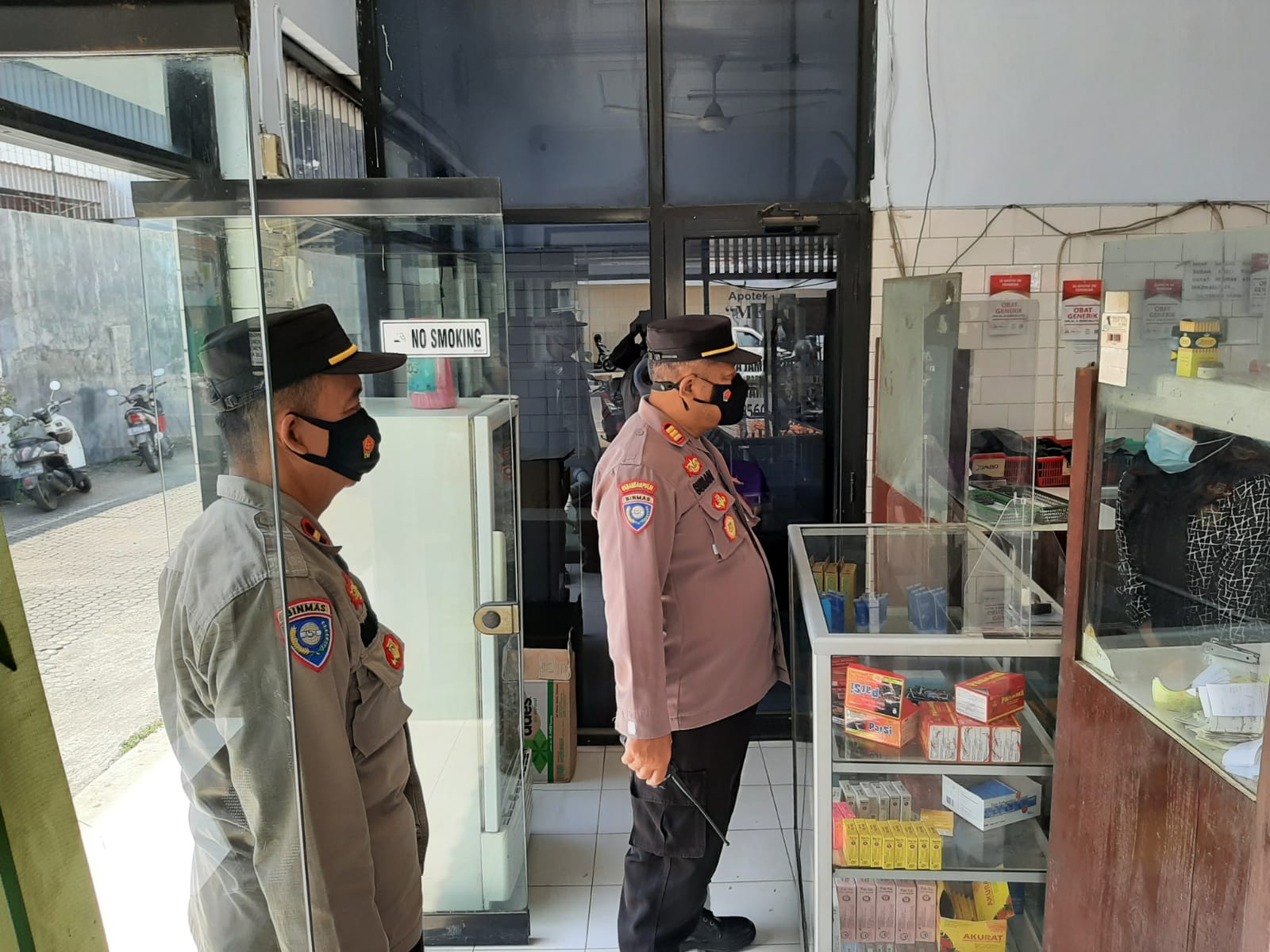 Sat Binmas Polres Pekalongan Kota Sambangi Apotek Cek kesediaan Obat dan Okigen.